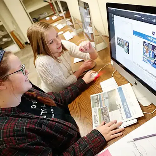 新闻系学生在电脑前工作的画面